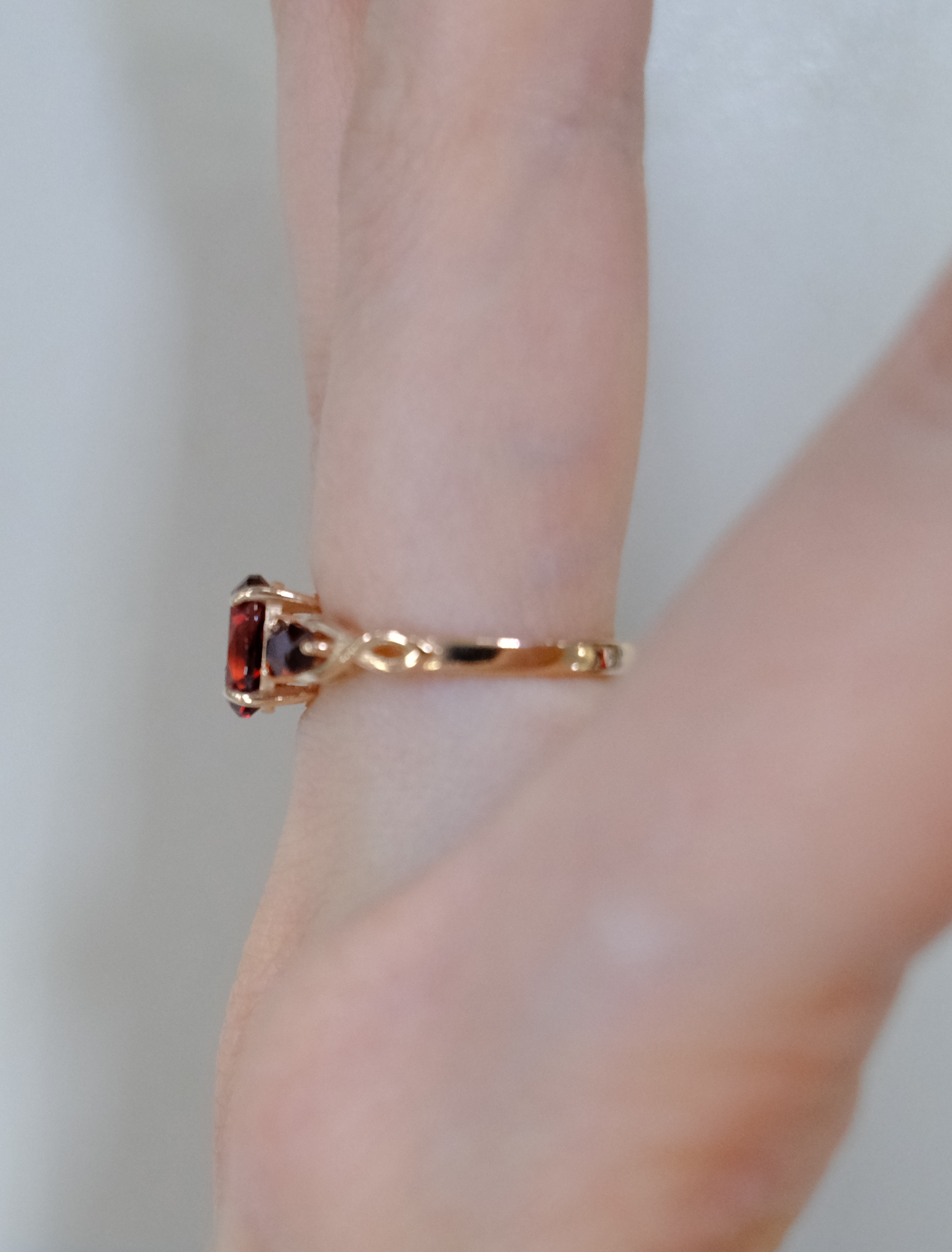 Серебряное кольцо с гранатами